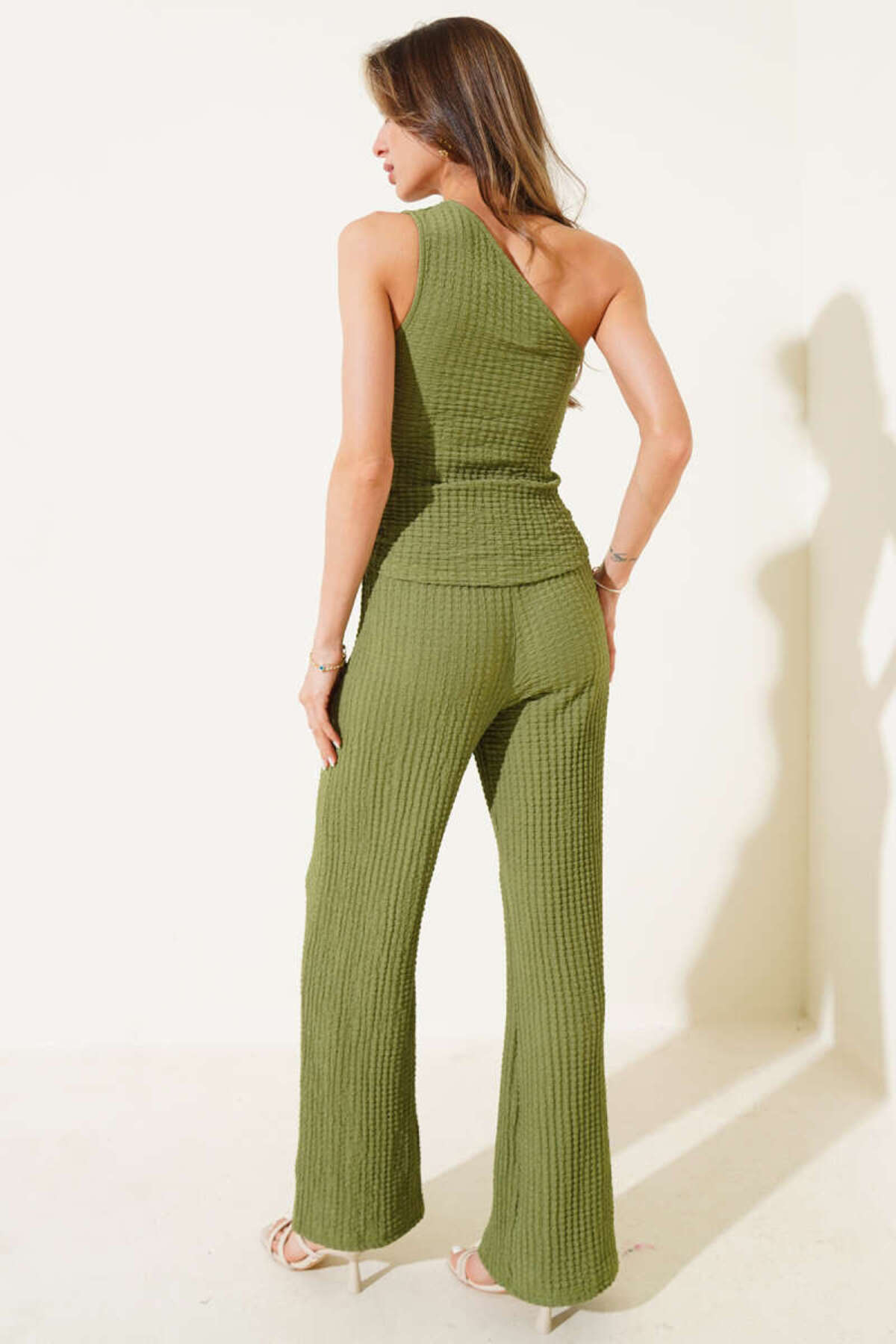 Kadın Siyah Gofre Bubble Kumaş Tek Omuz Crop Bluz Ve Bol Paça Pantolon Ikili Takım